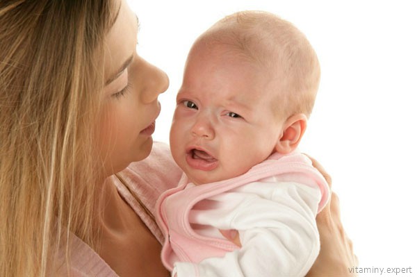 Раздражительность и частый плач - одни из симптомов нехватки витамина Д у новорожденного