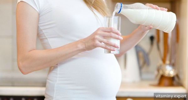 Беременная женщина пьет молоко