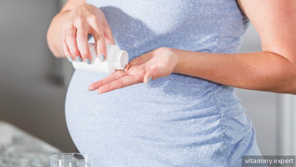 Беременная женщина принимает витамины Компливит Мама