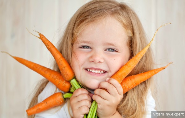 Девочка с морковками