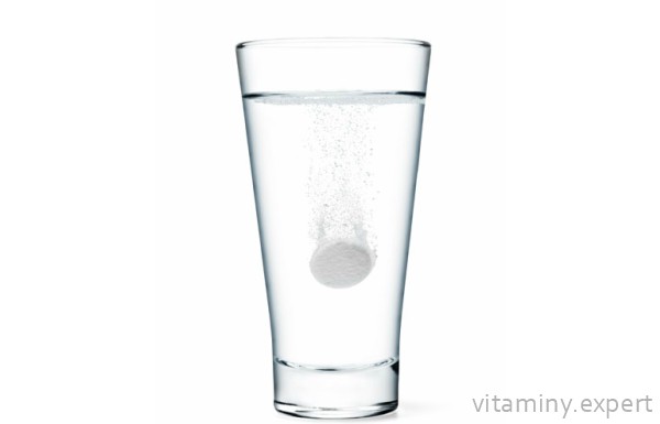 Шипучая таблетка в стакане воды