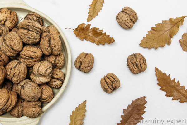 Орехи и листья